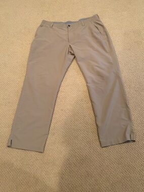 Under Armour Men's Lightweight Stretch Chinos in Khaki
